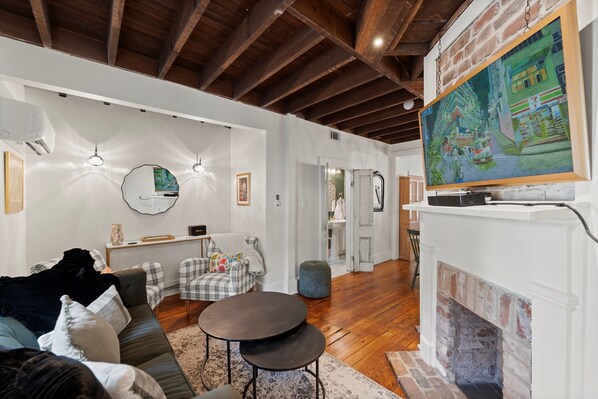 Smart TV, books, stereo