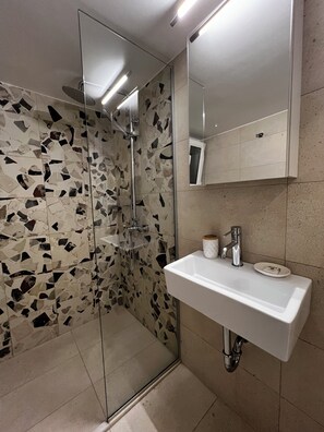 Appartement, uitzicht op stad | Badkamer | Pantoffels