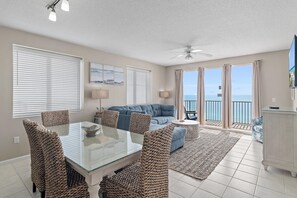 公寓客房, 多張床 (Majestic Sun 1001A) | 起居區 | 電視