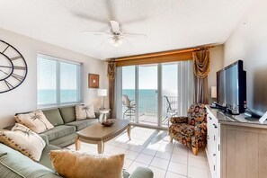 公寓客房, 多張床 (Majestic Sun 1001A) | 起居區 | 電視