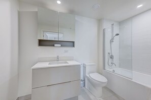 ヘアドライヤー、タオル、石鹸、トイレットペーパー