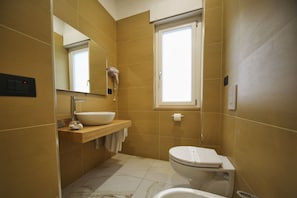 Shower, hair dryer, bidet, towels