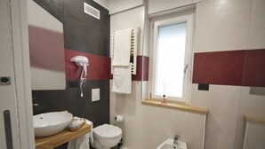 Shower, hair dryer, bidet, towels - Becoloured Circles Suite. Where it is possible to dream among the masterpieces of art. (Napoli)