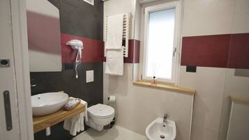 Doccia, asciugacapelli, bidet, asciugamani