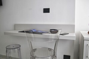 Interior - Becoloured Wave Suite. Where it is possible to dream among the masterpieces of art. (Napoli)
