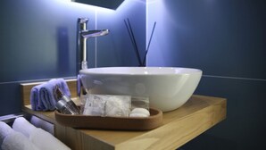 A bathroom with a large white basin, a wooden tray with toiletries, and a towel rack. - Becoloured Wave Suite. Where it is possible to dream among the masterpieces of art. (Napoli)