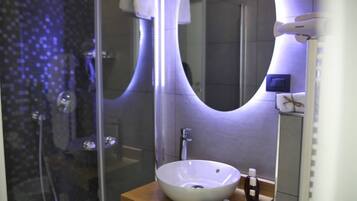 Doccia, asciugacapelli, bidet, asciugamani
