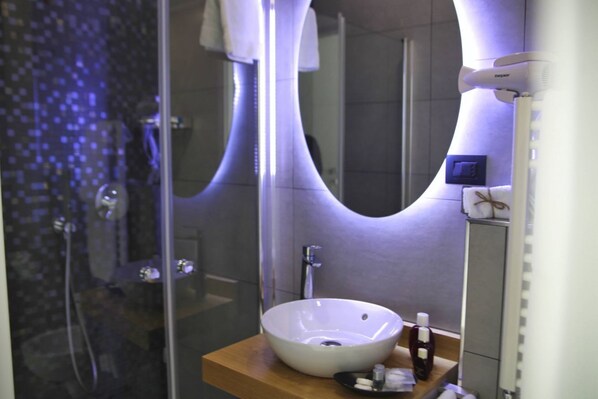 Dusche, Haartrockner, Bidet, Handtücher