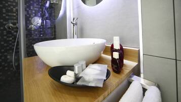 Dusche, Haartrockner, Bidet, HandtĂŒcher