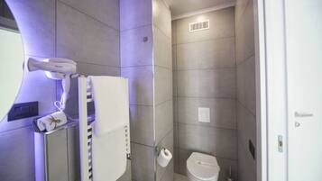 Douche, sèche-cheveux, bidet, serviettes fournies