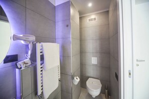 Bruser, hårtørrer, bidet, håndklæder