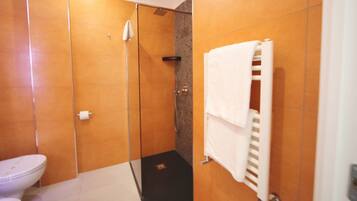 Dusch, miljövänliga toalettartiklar, hårtork och bidé