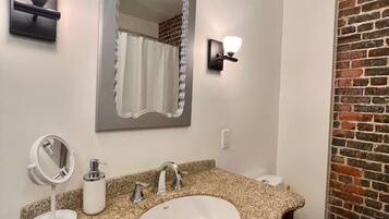 Secador de cabelo, toalhas de banho