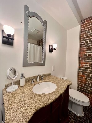 Secador de cabelo, toalhas de banho