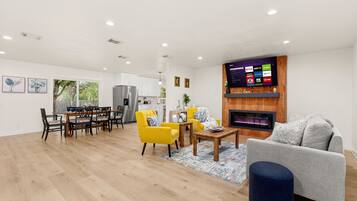 Smart-tv, eldstad och böcker