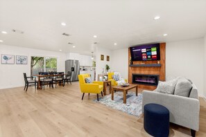 Smart-TV, Kamin, Bücher
