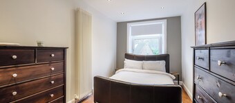 Sleek 2B/1B Retreat in Lindley, Huddersfield