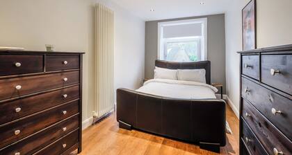 Sleek 2B/1B Retreat in Lindley, Huddersfield