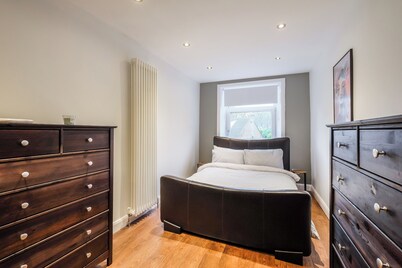 Sleek 2B/1B Retreat in Lindley, Huddersfield