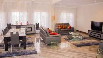 Comfort Apartment, Balcony, City View | Living area