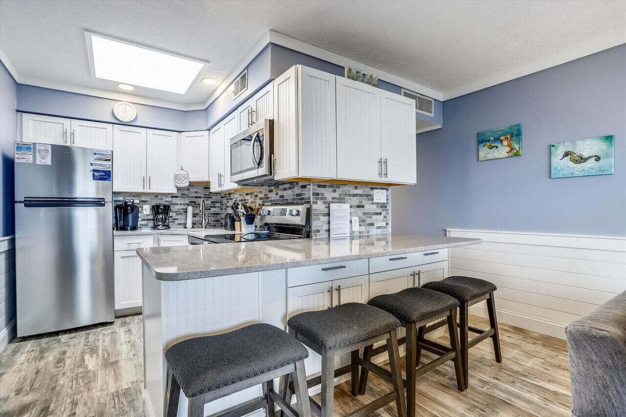 Réfrigérateur, micro-ondes, four, plaque de cuisson