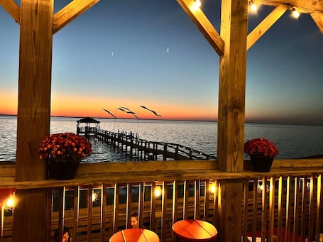 Property grounds. Oceanfront SunSational Setting2 In heart of Duck