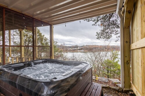 Charming Cottage-Romantic-Table Rock Lake Views-Silver Dollar City-Hot Tub-WiFi