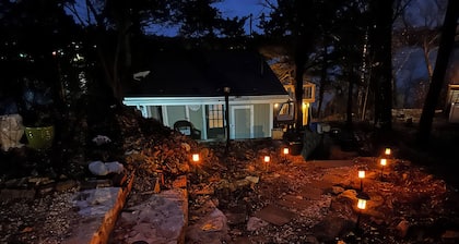 Charming Cottage-Romantic-Table Rock Lake Views-Silver Dollar City-Hot Tub-WiFi