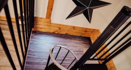 Cozy and modern- Centrally located in Clare, just 15 minutes from the Casino
