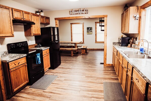 冰箱、微波炉、烤箱、炉灶