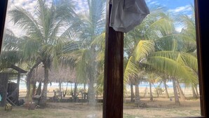 A window with a view of palm trees and a beach. - Gloria del mar  (Santa Maria Colotepec)