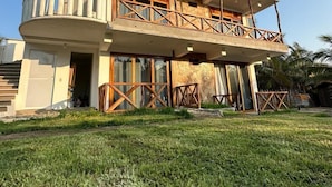 A two-story building with a balcony and a small attached structure. - Gloria del mar  (Santa Maria Colotepec)