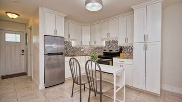 Réfrigérateur, micro-ondes, plaque de cuisson, bouilloire électrique