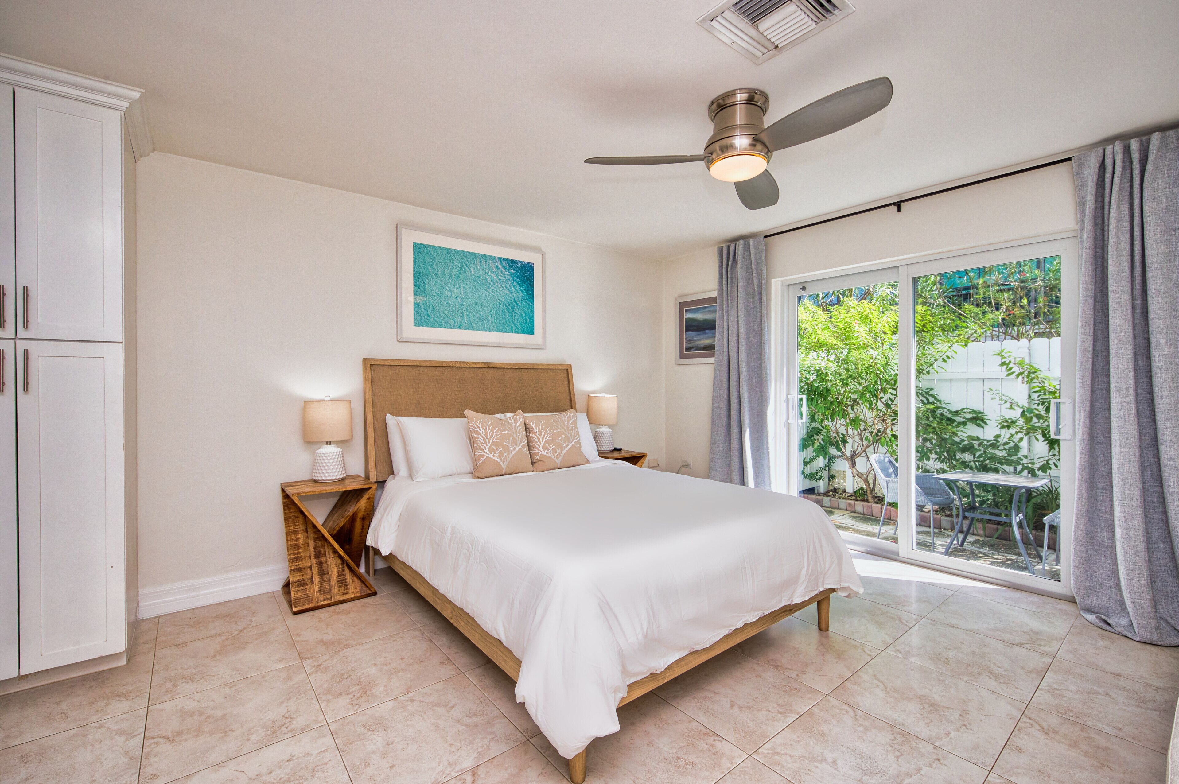 1 habitación, tabla de planchar con plancha y cuna de viaje 