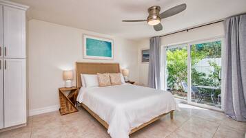 1 habitación, tabla de planchar con plancha y cuna de viaje