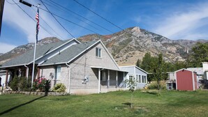 Un quartier résidentiel avec des maisons, un drapeau et des montagnes en arrière-plan.