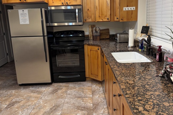 Coffee/tea maker, fridge, microwave, oven