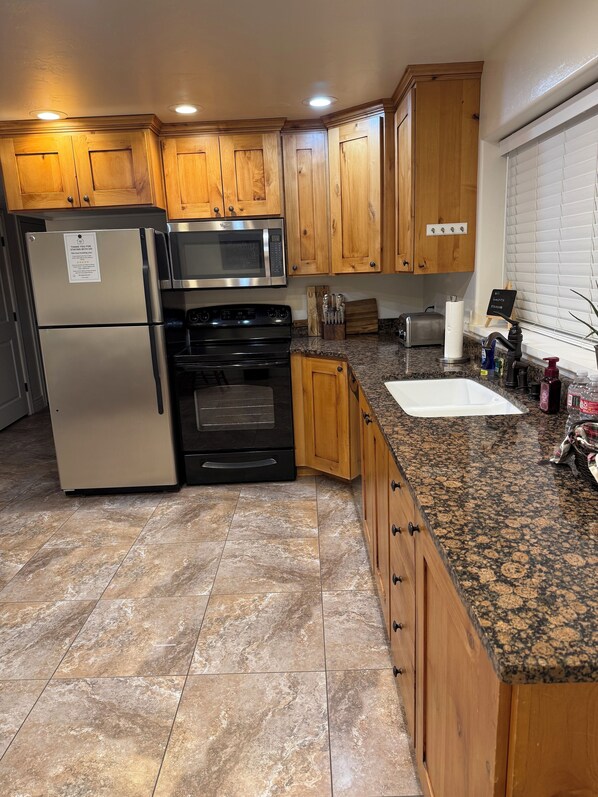 Kjøleskap, mikrobølgeovn, ovn og kokeplater