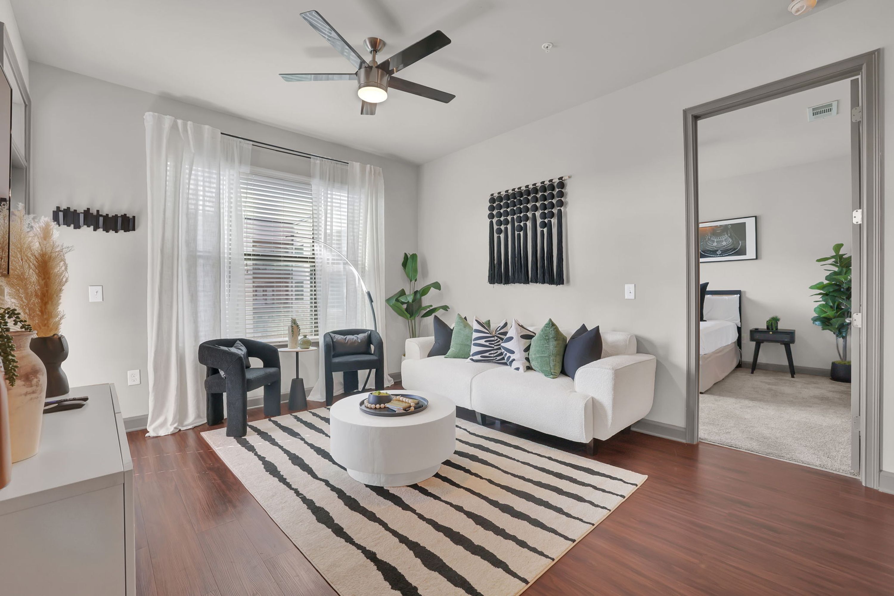 2 bedrooms, desk
