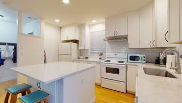 Geladeira, micro-ondas, fogão, cooktop