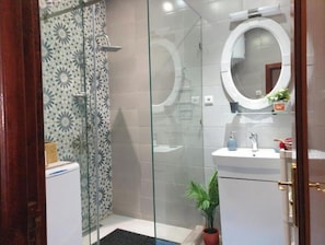 Secador de cabelo, toalhas de banho, sabonete, papel higiênico