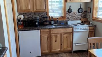 Coffee/tea maker, fridge, microwave, oven