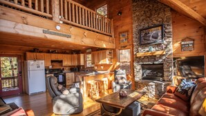 Ein gemütliches Blockhaus-Interieur mit Essbereich, Küche und Sitzgelegenheiten.