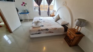 Rom – deluxe, 1 kingsize-seng, ikke-røyk | Blendingsgardiner, strykejern/-brett og wi-fi (inkludert)