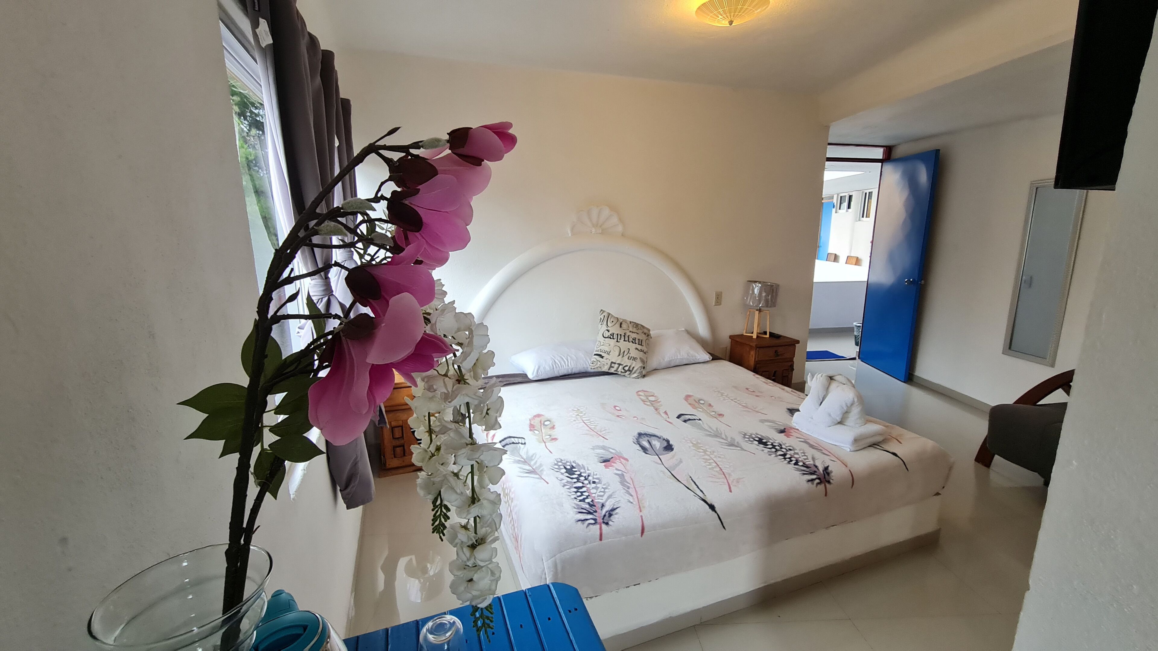 Habitación Deluxe, 1 cama King size, para no fumadores | Cortinas blackout, tabla de planchar con plancha y wifi gratis 