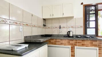 Fridge, cookware/dishes/utensils