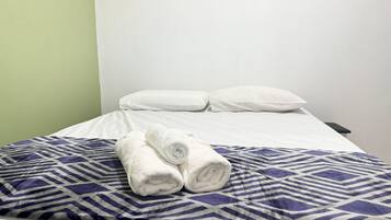 2 quartos, ferros/tábuas de passar roupa, acesso à internet