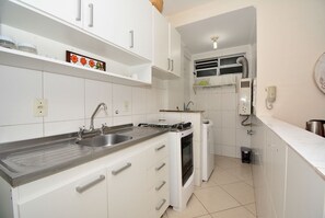 Refrigerador, microondas, horno, utensilios de cocina