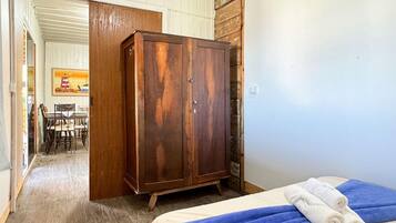 2 quartos, ferros/tábuas de passar roupa, acesso à internet