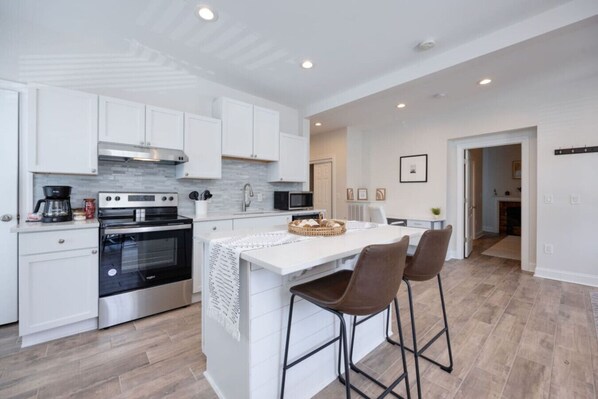 Een koelkast, een microgolfoven, een oven, een kookplaat